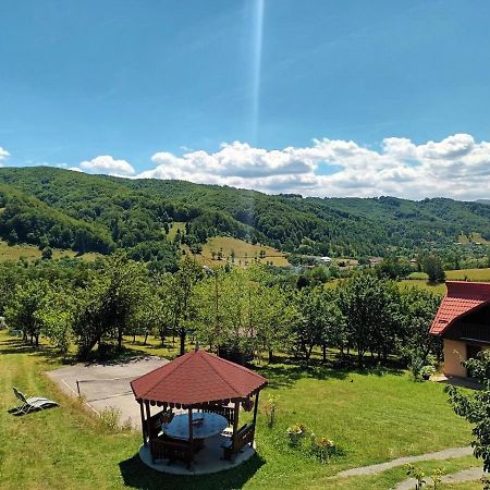 Cabana Cu Teren De Tenis -- Etaj Banita Bagian luar foto