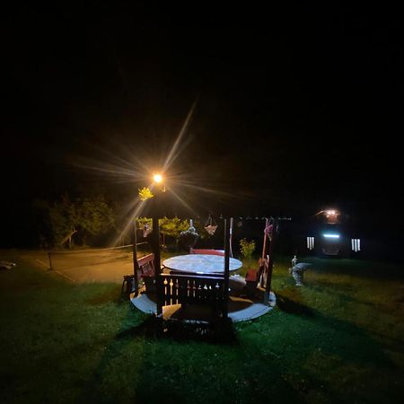 Cabana Cu Teren De Tenis -- Etaj Banita Bagian luar foto