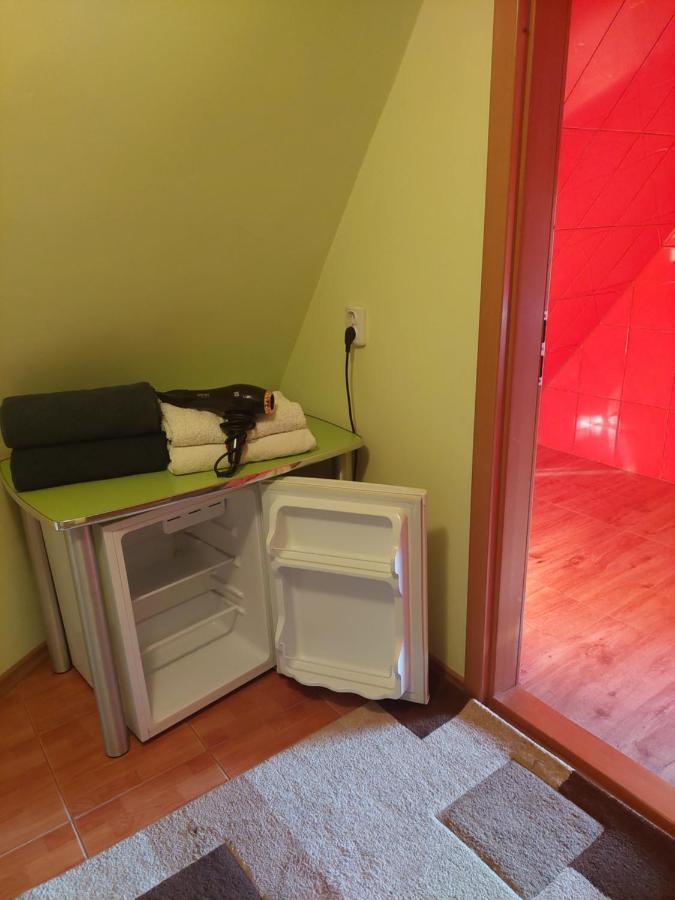 Cabana Cu Teren De Tenis -- Etaj Banita Bagian luar foto