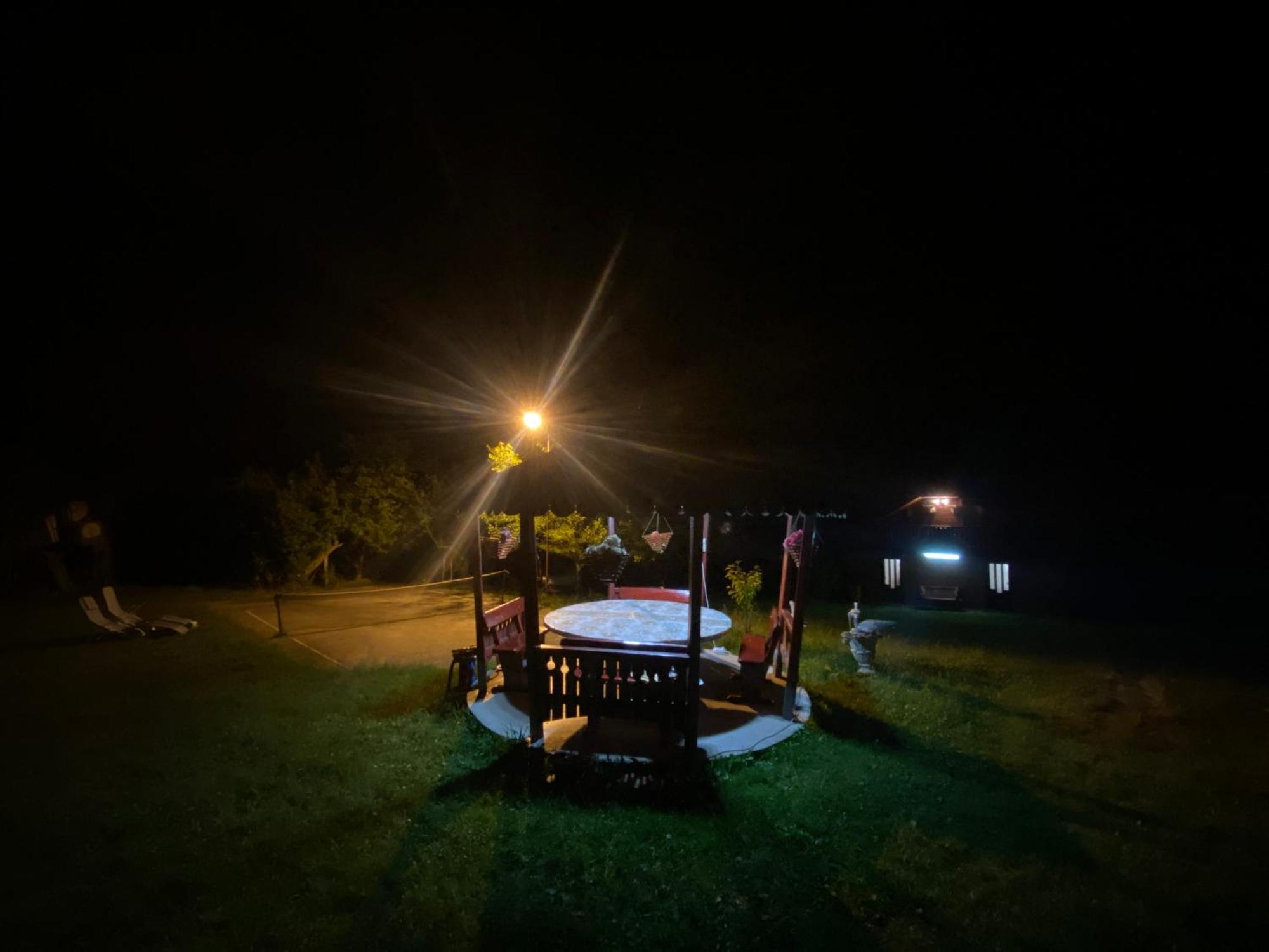 Cabana Cu Teren De Tenis -- Etaj Banita Bagian luar foto