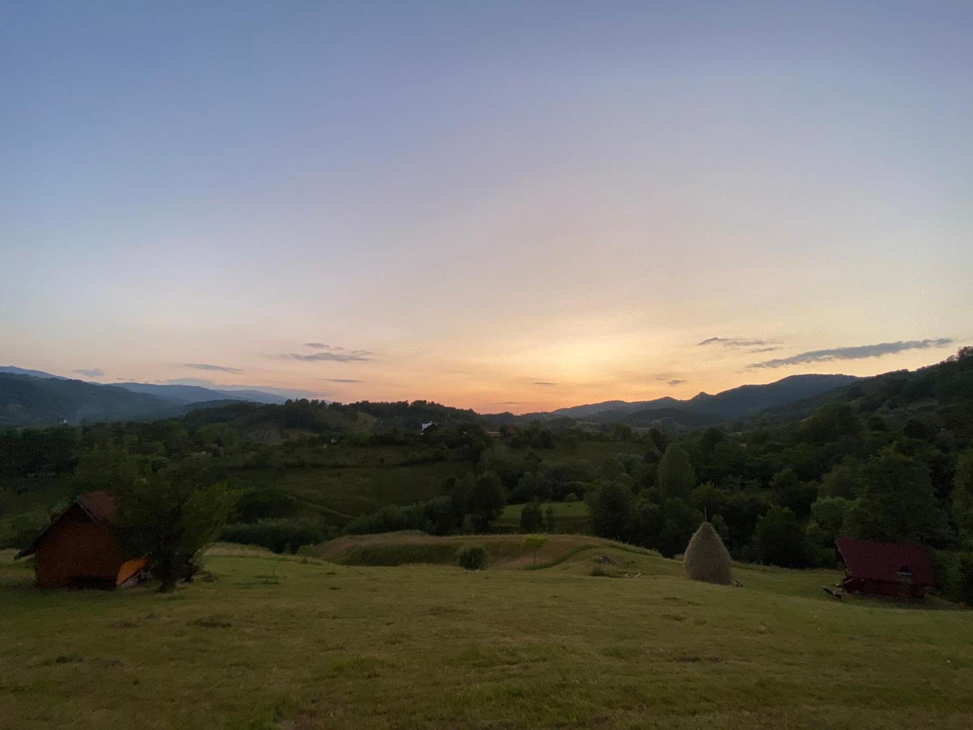 Cabana Cu Teren De Tenis -- Etaj Banita Bagian luar foto