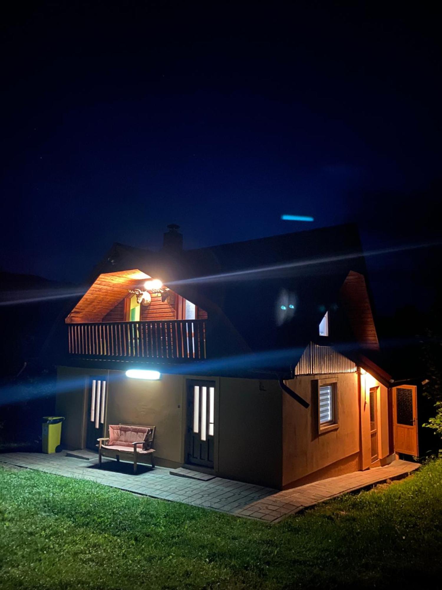 Cabana Cu Teren De Tenis -- Etaj Banita Bagian luar foto