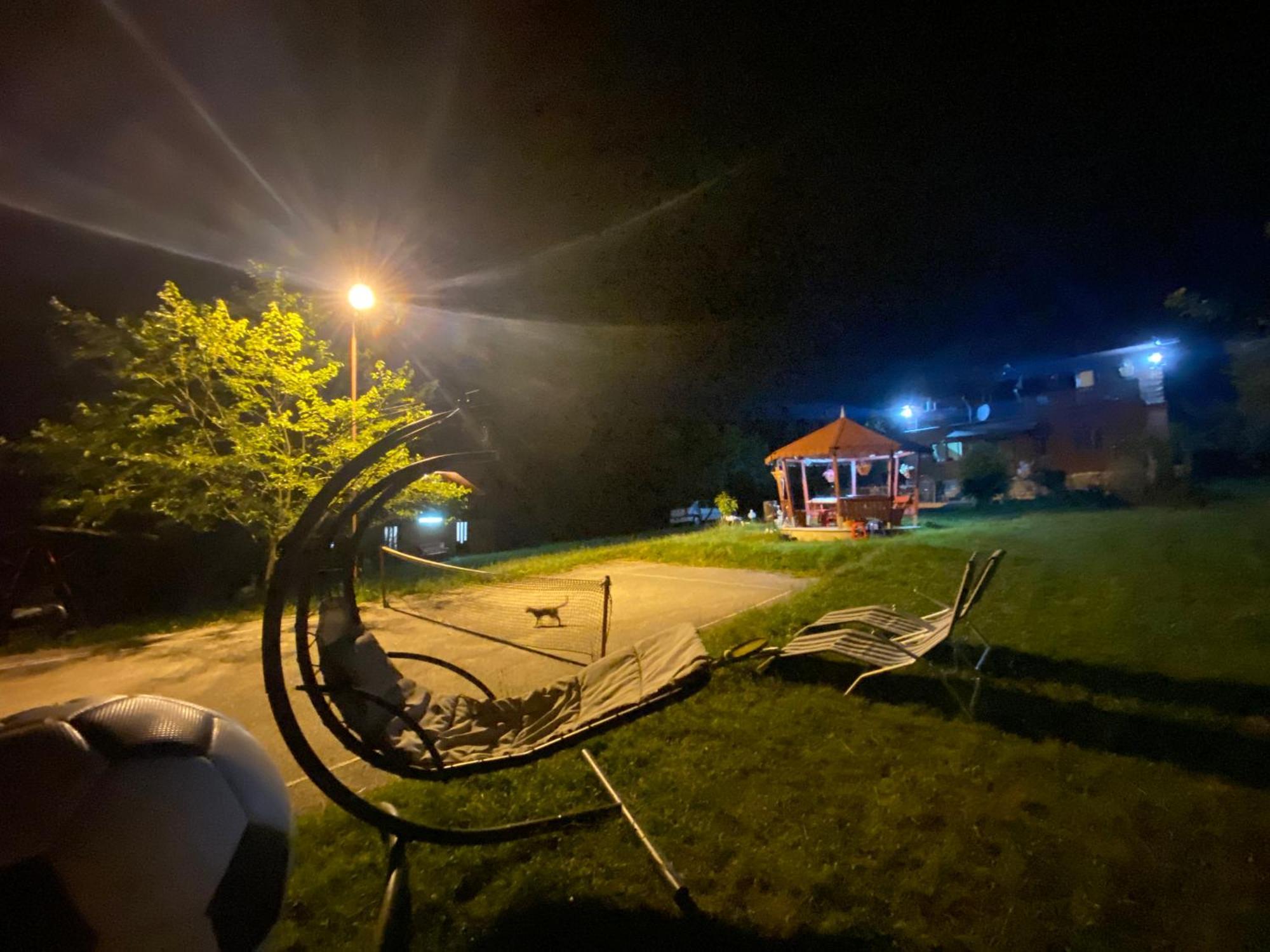 Cabana Cu Teren De Tenis -- Etaj Banita Bagian luar foto