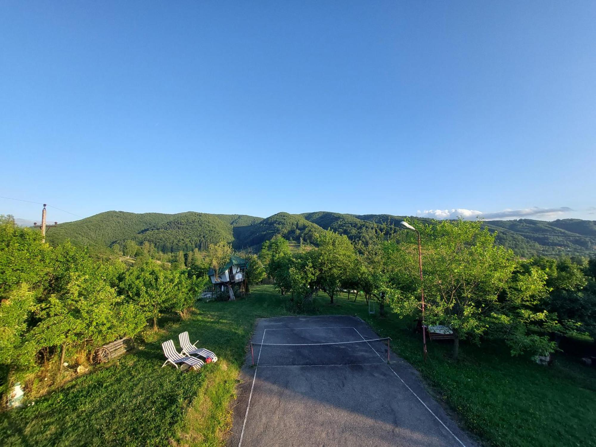 Cabana Cu Teren De Tenis -- Etaj Banita Bagian luar foto